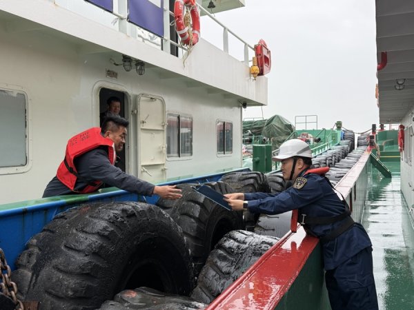 炒股配资 崇明海事局应对“土台风”江淮气旋，筑牢水上安全防线